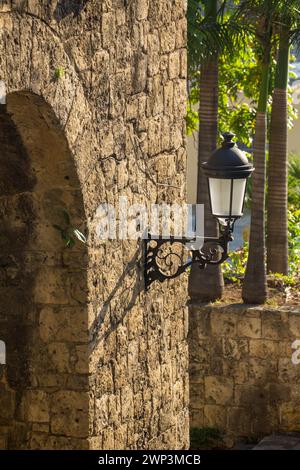 Eine Straßenlampe an der Stadtmauer der alten Kolonialstadt Santo Domingo, Dominikanische Republik. UNESCO-Weltkulturerbe der Kolonialstadt Sant Stockfoto