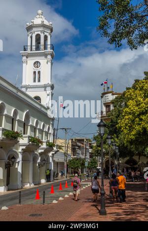 Touristen spazieren entlang des Ayuntamiento oder Palacio Consistorial in der Kolonialstadt Santo Domingo, Dominikanische Republik. Es war das erste Rathaus Stockfoto