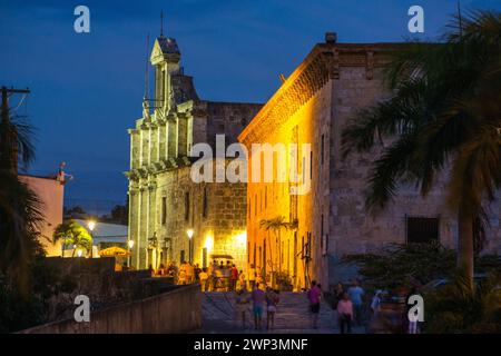 Ehemaliger Palast der Gouverneure mit dem Nationalen Pantheon in der alten Kolonialstadt Santo Domingo, Dominikanische Republik. Der Palast ist jetzt Las Stockfoto