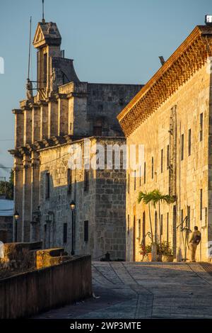 Ehemaliger Palast der Gouverneure mit dem Nationalen Pantheon in der alten Kolonialstadt Santo Domingo, Dominikanische Republik. Der Palast ist jetzt Las Stockfoto