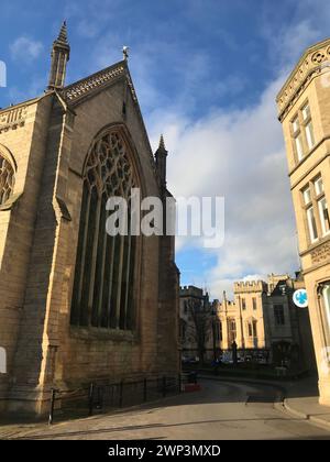 Das Haus befindet sich auf der Rückseite der St. Botolph's Church (bekannt als Stump) und die Barclays Bank auf der rechten Seite. Boston Lincolnshire Stockfoto