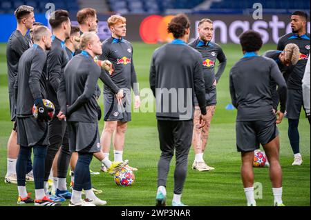 Madrid, Madrid, Spanien. März 2024. RB Leipziger Spieler mit Christopher Lenz (R) wurden am Tag vor dem zweiten Leg des Achtelfinale des Fußballspiels der Champions League gegen Real Madrid im Santiago Bernabeu Stadion in Madrid gesehen. (Kreditbild: © Alberto Gardin/ZUMA Press Wire) NUR REDAKTIONELLE VERWENDUNG! Nicht für kommerzielle ZWECKE! Stockfoto