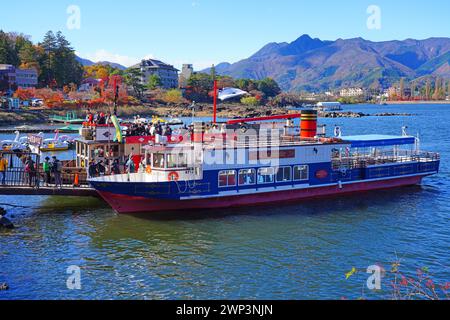 FUJIKAWAGUCHIKO, JAPAN – 20. November 2023 – Blick auf das Touristenboot Ensoleille auf dem Kawaguchi-See (Fujikawaguchiko) während der Herbst-Momiji-Laubsaison i Stockfoto