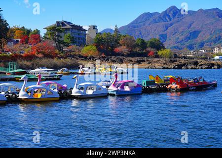 FUJIKAWAGUCHIKO, JAPAN – 20. November 2023 – Blick auf Schwanenboote auf dem Kawaguchi-See (Fujikawaguchiko) während der Herbstsaison der Momiji-Blätter. Stockfoto
