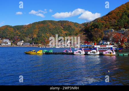 FUJIKAWAGUCHIKO, JAPAN – 20. November 2023 – Blick auf Schwanenboote auf dem Kawaguchi-See (Fujikawaguchiko) während der Herbstsaison der Momiji-Blätter. Stockfoto