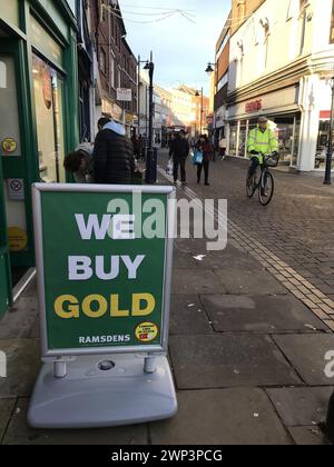 Wir kaufen Gold-Schild auf dem Stadtviertel mit Leuten im Hintergrund Stockfoto