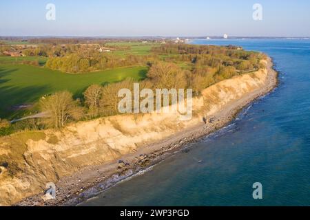 Blick aus der Vogelperspektive über Strand und Brodtener Ufer / Brodten Steilufer, Klippe in der Lübecker Bucht an der Ostsee bei Sonnenaufgang, Schleswig-Holstein, Deutschland Stockfoto