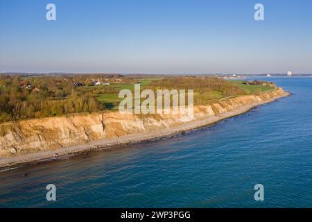 Blick aus der Vogelperspektive über Strand und Brodtener Ufer / Brodten Steilufer, Klippe in der Lübecker Bucht an der Ostsee bei Sonnenaufgang, Schleswig-Holstein, Deutschland Stockfoto