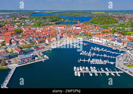 Blick aus der Vogelperspektive über Waren, Stadt und Luftkurort am Ufer des Müritzsees im Sommer, Mecklenburg-Vorpommern, Deutschland Stockfoto