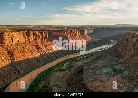 Aus der Vogelperspektive auf den Green River im Stillwater Canyon im Canyonlands National Park in der Nähe von Moab, Utah. Stockfoto