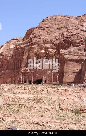 Der Königspalast von Petra, auch bekannt als Qasr al-Bint, ist eine bedeutende archäologische Stätte in Petra, Jordanien. Er diente als Haupttempel des Stockfoto