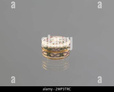 Diese japanische Räucherdose (kōgō) aus dem späten 19. Jahrhundert ist in Form einer Pflaumenblüte gefertigt. Es wurde für die japanische Teezeremonie entworfen und spiegelt die kulturelle Bedeutung der Weihrauchwürdigkeit wider. Das Pflaumenblütenmotiv symbolisiert die Ankunft des Frühlings und wird mit verheißenden Bedeutungen in der japanischen Kunst assoziiert. Stockfoto