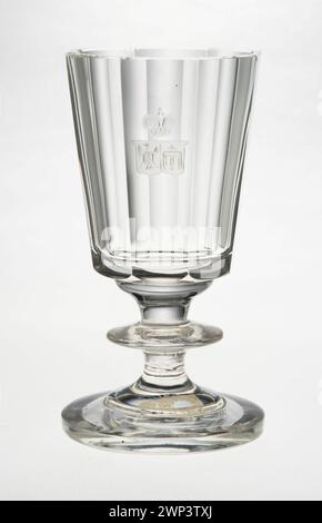 Dieses um 1840 entstandene Glasstück demonstriert die traditionelle Glasherstellung aus dem 19. Jahrhundert mit mundgeblasenen Techniken und einfachen Formen für praktische oder dekorative Zwecke. Stockfoto