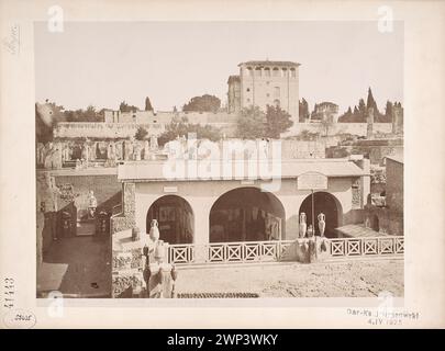 Foto von Casa Paterna di Livia auf dem Palatin in Rom, aufgenommen um 1885, aus der Sammlung von Józef Mrozowski, die antike römische Architektur und Provenienzinformationen zeigt. Stockfoto