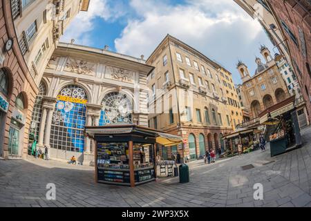 GENUA, ITALIEN - 20. MÄRZ 2021: Piazza Banchi, ein Platz im Viertel Molo, dem historischen Zentrum der Stadt, an der Kreuzung der Via Ponte reale, Via Stockfoto