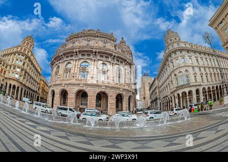 GENUA, ITALIEN - 20. MÄRZ 2021: Piazza Raffaele de Ferrari, der Hauptplatz von Genua, berühmt für seine Brunnen und Wasserspiele. Im Hintergrund Palazzo de Stockfoto