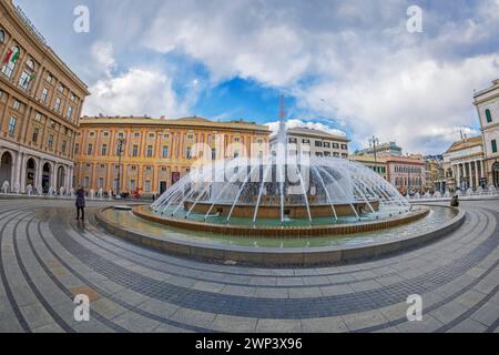 GENUA, ITALIEN - 20. MÄRZ 2021: Piazza Raffaele de Ferrari, der Hauptplatz von Genua, berühmt für seine Brunnen und Wasserspiele. Im Hintergrund Galleria S Stockfoto