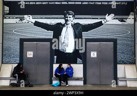 Eine allgemeine Ansicht von außerhalb des Stadions mit einem großen Motiv des ehemaligen Managers Sir Bobby Robson vor dem Sky Bet Championship Match in Portman Road, Ipswich. Bilddatum: Dienstag, 5. März 2024. Stockfoto