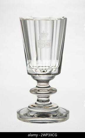 Dieses um 1840 entstandene Glasstück spiegelt die traditionelle Glasherstellung aus dem 19. Jahrhundert mit mundgeblasenen Techniken und einfachen Formen für praktische oder dekorative Zwecke wider. Stockfoto