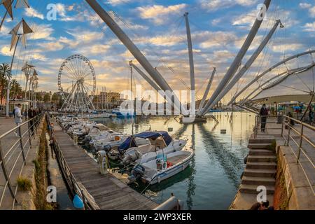 GENUA, ITALIEN - 20. MÄRZ 2021: Blick auf den Hafen von Genua mit Porto Antico, Booten und den farbenfrohen Häusern an der italienischen Küste. Stockfoto