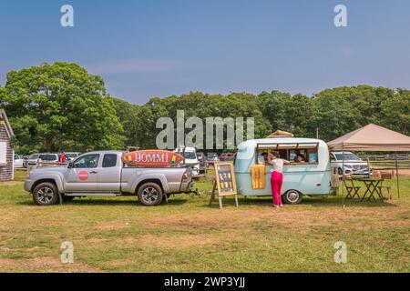 Martha's Vineyard, MA, USA, 20. Juli 2023: Kunde bei einem Ice Cream Food Truck auf dem lokalen Bauernmarkt. Stockfoto