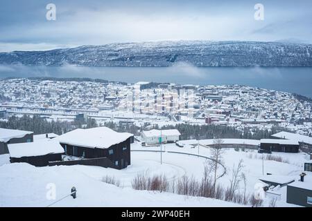 Winteransicht des zentralen Teils der Stadt Narvik entlang des Ofotfjorden in Nordnorwegen. Stockfoto