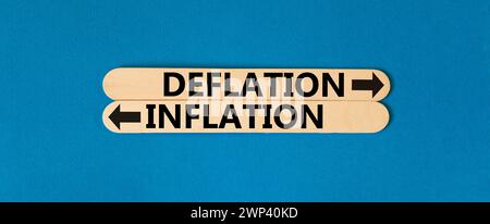 Symbol für den Entlüftungsdruck. Konzeptwort Deflation Inflation auf wunderschönem Holzstock. Schöner blauer Tisch, blauer Hintergrund. Business Deflation oder in Stockfoto