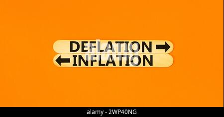 Symbol für den Entlüftungsdruck. Konzeptwort Deflation Inflation auf wunderschönem Holzstock. Schöner oranger Tisch mit orangefarbenem Hintergrund. Deflation der Unternehmen o Stockfoto