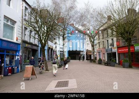 Straßenblick auf Nott Square im Stadtzentrum von Carmarthen Carmarthenshire Wales UK KATHY DEWITT Stockfoto