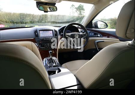 Innenraum eines Vauxhall Insignia Elite/Buick Regal vom Rücksitz. Stockfoto