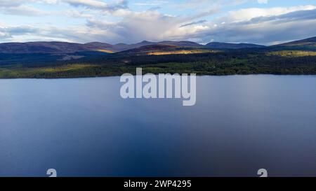 Aus der Vogelperspektive von Loch Tummel mit Blick nach Süden über das Loch in den schottischen Highlands von Schottland Großbritannien Stockfoto