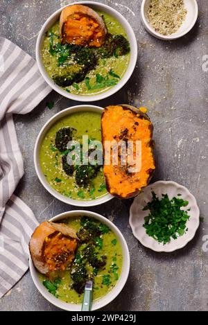 Geröstete Brokkoli-Suppe mit geschmolzenen Cheddar-Croutons. Top-Ansicht. Stil hugge.selective Fokus Stockfoto