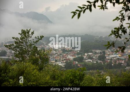 Huatusco, Veracruz, Mexiko - 13. Juli 2022: Monsunregen fällt auf den Stadtkern von Huatusco de Chicuellar. Stockfoto