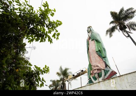 Huatusco, Veracruz, Mexiko - 13. Juli 2022: Monsunregen fällt auf die berühmte gigantische Statue, die der Virgen de Guadalupe gewidmet ist. Stockfoto