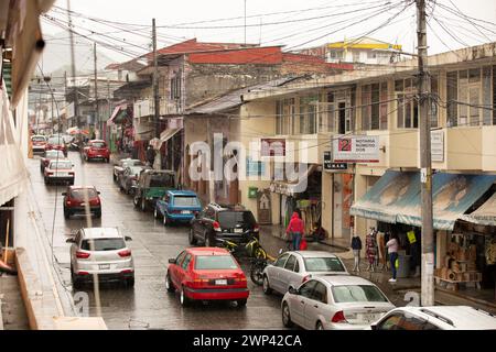 Huatusco, Veracruz, Mexiko - 13. Juli 2022: Monsunregen fällt auf den Stadtkern von Huatusco de Chicuellar. Stockfoto