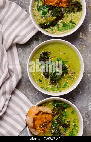 Geröstete Brokkoli-Suppe mit geschmolzenen Cheddar-Croutons. Top-Ansicht. Stil hugge.selective Fokus Stockfoto