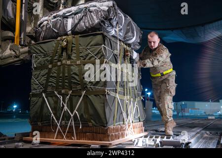 Nicht offengelegter Standort, USA. März 2024. Ein Luftwaffenflugzeug der U.S. Air Force an Bord eines C-130J Super Hercules im US Central Command Area of Responsibility lädt eine Palette mit Nahrungsmitteln, die für einen Flugabwurf über Gaza am 5. März 2024 bestimmt sind. Die C-130-Flugzeuge, die im zentralen Einsatzgebiet der US-Luftstreitkräfte eingesetzt wurden, haben bei zwei Luftabwurfmissionen über Gaza fast 75.000 Mahlzeiten abgesetzt. (Kreditbild: © U.S. Air Force/ZUMA Press Wire) NUR REDAKTIONELLE VERWENDUNG! Nicht für kommerzielle ZWECKE! Stockfoto