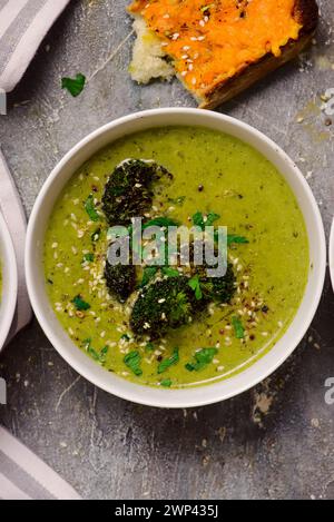 Geröstete Brokkoli-Suppe mit geschmolzenen Cheddar-Croutons. Top-Ansicht. Stil hugge.selective Fokus Stockfoto