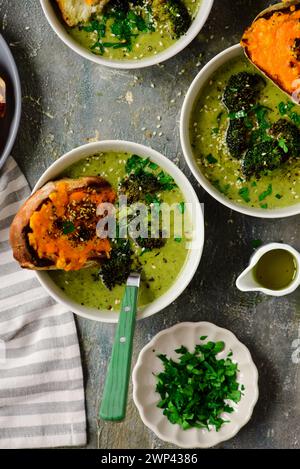 Geröstete Brokkoli-Suppe mit geschmolzenen Cheddar-Croutons. Top-Ansicht. Stil hugge.selective Fokus Stockfoto