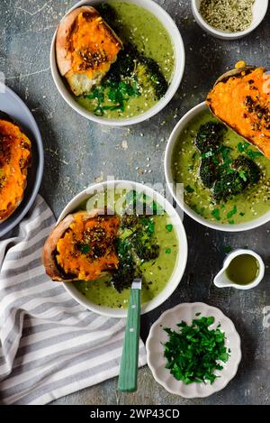 Geröstete Brokkoli-Suppe mit geschmolzenen Cheddar-Croutons. Top-Ansicht. Stil hugge.selective Fokus Stockfoto