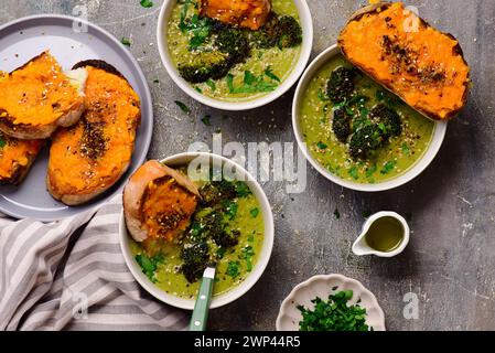 Geröstete Brokkoli-Suppe mit geschmolzenen Cheddar-Croutons. Top-Ansicht. Stil hugge.selective Fokus Stockfoto