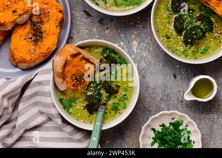 Geröstete Brokkoli-Suppe mit geschmolzenen Cheddar-Croutons. Top-Ansicht. Stil hugge.selective Fokus Stockfoto