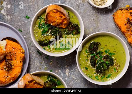 Geröstete Brokkoli-Suppe mit geschmolzenen Cheddar-Croutons. Top-Ansicht. Stil hugge.selective Fokus Stockfoto