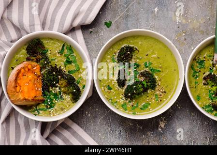 Geröstete Brokkoli-Suppe mit geschmolzenen Cheddar-Croutons. Top-Ansicht. Stil hugge.selective Fokus Stockfoto