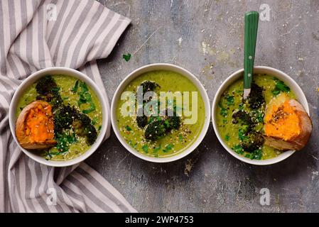 Geröstete Brokkoli-Suppe mit geschmolzenen Cheddar-Croutons. Top-Ansicht. Stil hugge.selective Fokus Stockfoto