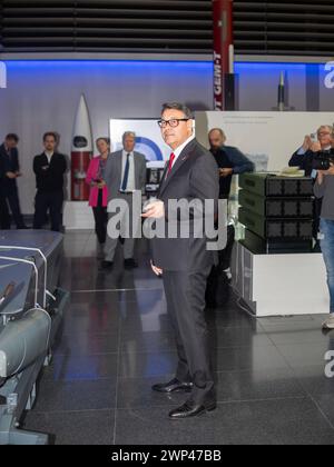 Titel EUROPA, DEUTSCHLAND, BAYERN, SCHROBENHAUSEN, 05.03.2024: Bayerns Ministerpräsident Markus Söder CSU besucht Taurus-Hersteller MBDA am Hauptsitz Schrobenhausen. Mit Joachim Knopf, Geschäftsführer Taurus Systems GmbH, einer der MDBA-Tochterfirma, unterhält sich Söder über den Taurus und weitere Waffensysteme des Rüstungsunternehmens, das auf Luftverteidigungs- und Lenkflugkörpersysteme spezialisiert ist. EUROPA, DEUTSCHLAND, BAYERN, SCHROBENHAUSEN, 5. MÄRZ, 2024: Bayerns Ministerpräsident Markus Söder CSU besucht den Taurus-Hersteller MBDA am Hauptsitz in Schrobenhausen. Söder spricht mit Joa Stockfoto