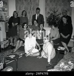 1960er Jahre, historisch, Weihnachtszeit, Familienfoto, England, UK. Stockfoto