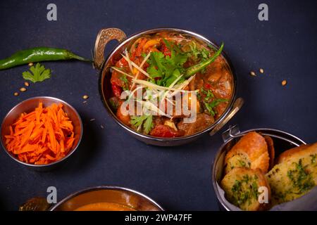 Hühnchen-kadai oder kadai-Hühnercurry mit weißem Reis Stockfoto