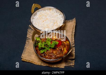 Hühnchen-kadai oder kadai-Hühnercurry mit weißem Reis Stockfoto