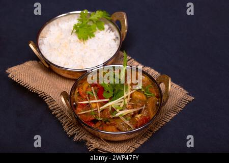 Hühnchen-kadai oder kadai-Hühnercurry mit weißem Reis Stockfoto